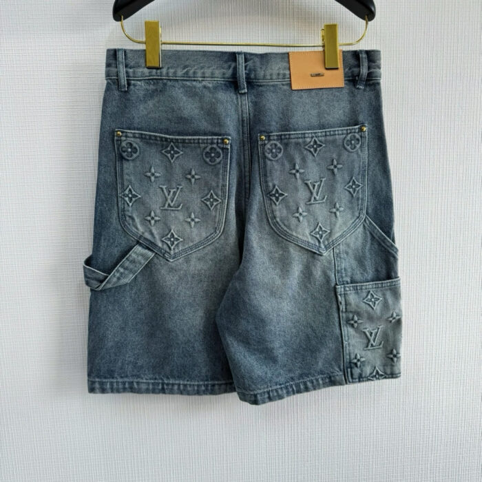 Shorts in denim Louis Vuitton monogramma, stile luxury, tasche posteriori con logo LV.