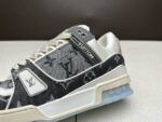 Sneaker Vuitton in denim grigio con dettagli bianchi, logo pronunciato e suola trasparente moderna.