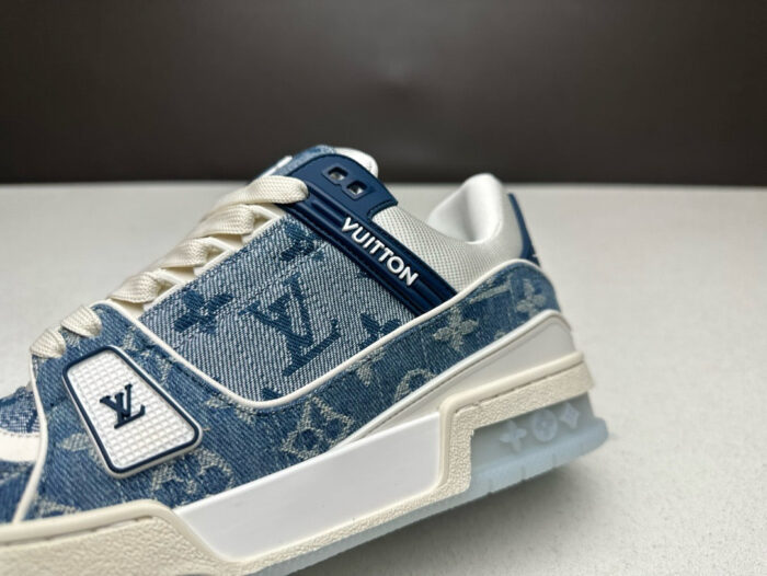 Sneaker in denim Louis Vuitton, stile casual e luxury, con monogramma e dettagli moderni.