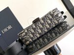 Borsa Dior elegante con packaging blu su superficie riflettente di alta moda.