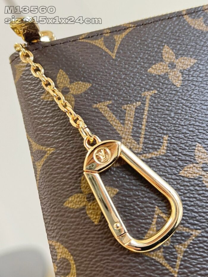 Borsa Louis Vuitton con monogramma, hardware in oro e design elegante e raffinato.