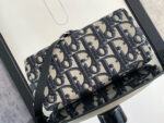 Elegante borsa beige e blu con logo di design, stile moderno e dettagli raffinati.