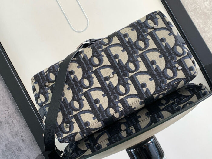 Elegante borsa beige e blu con logo di design, stile moderno e dettagli raffinati.