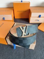 Cintura di lusso LV con fibbia logo, packaging arancione e dettagli eleganti.