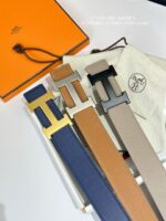 Set di cinture di lusso in pelle con fibbie geometriche e packaging elegante.