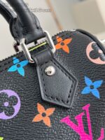 Borsa di design con motivi floreali colorati, pelle nera, dettagli in metallo e zip elegante.