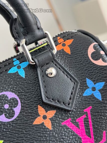 Borsa di design con motivi floreali colorati, pelle nera, dettagli in metallo e zip elegante.