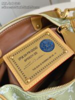 Interno di borsa di lusso con etichetta in oro e dettagli eleganti.