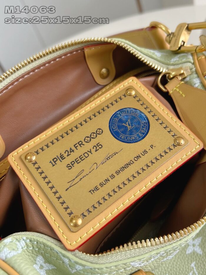 Interno di borsa di lusso con etichetta in oro e dettagli eleganti.