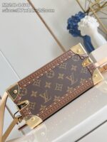 Borsa Louis Vuitton Monogram compact, elegante con hardware oro, perfetta per ogni occasione.