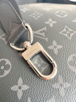 Borsa di lusso con monogramma, dettaglio metallico lucido e tracolla resistente.