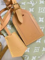 Borsa di lusso con monogramma, dettagli in pelle e targhette eleganti.
