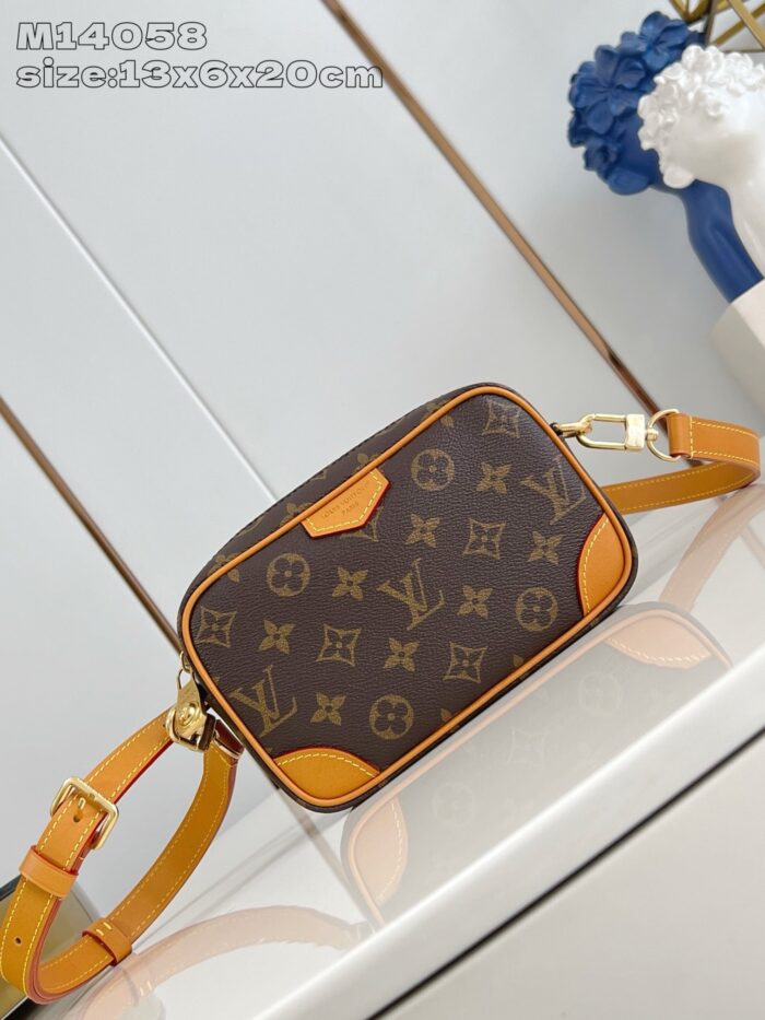 Borsa di lusso con monogramma, dettagli in arancione e stile elegante, perfetta per ogni occasione.