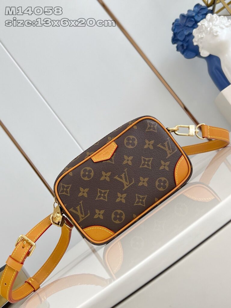 Borsa di lusso con monogramma, dettagli in arancione e stile elegante, perfetta per ogni occasione.