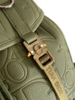 Borsa Dior verde oliva con fibbia in metallo e dettagli eleganti, accessorio di lusso raffinato.