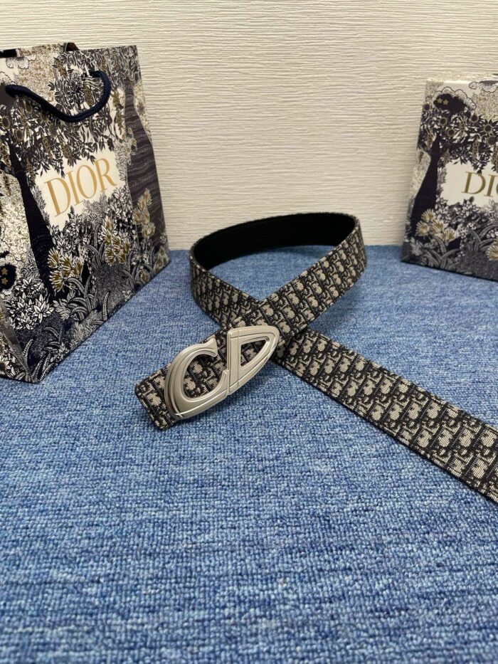 Cintura Dior elegante con borse floreali, stile raffinato su sfondo blu.