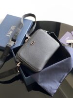 Borsa Dior nera in elegante scatola di lusso con dettagli raffinati e logo dorato.