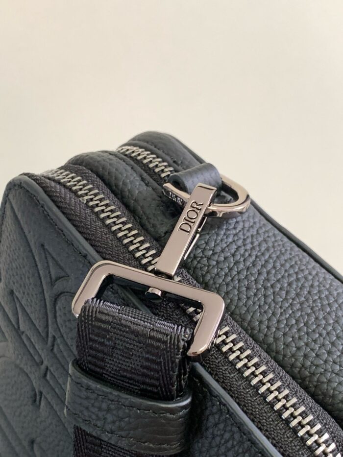 Borsa Dior nera in pelle texturizzata di lusso, elegante e resistente, con zip e tracolle raffinate.