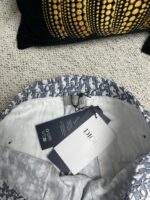 Interno di giacca Dior con pattern grigio elegante e dettagli di lusso.