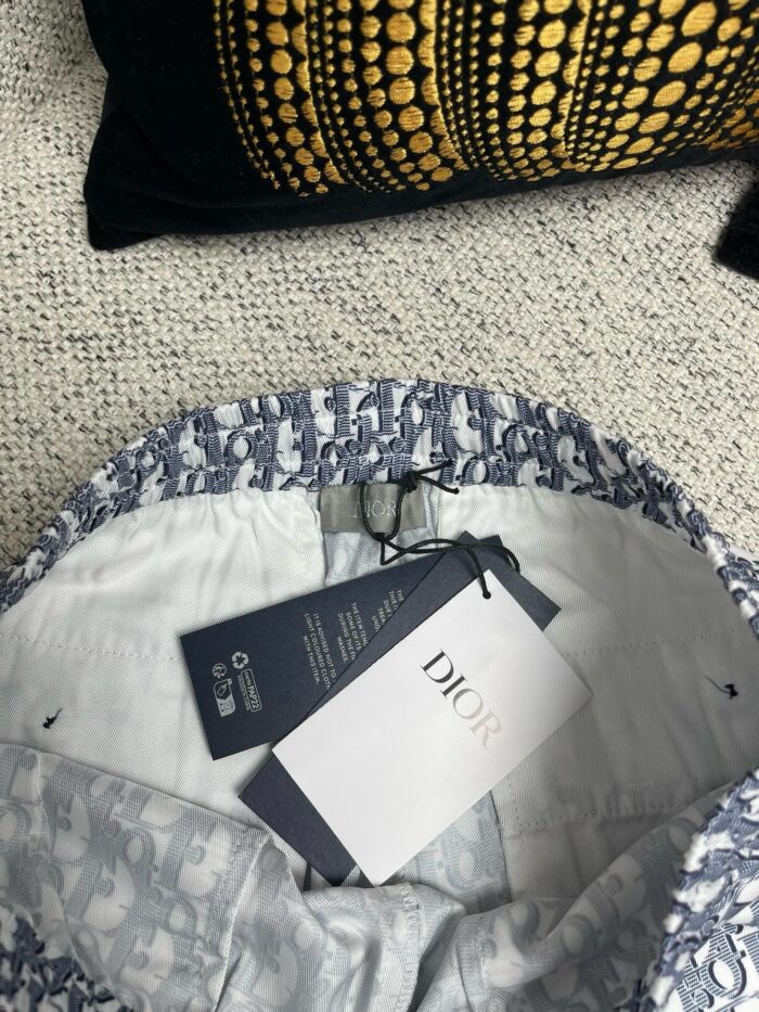 Interno di giacca Dior con pattern grigio elegante e dettagli di lusso.