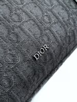 Cuscino Dior in tessuto grigio charcoal con logo metallico, elegante e di lusso per la casa raffinata.