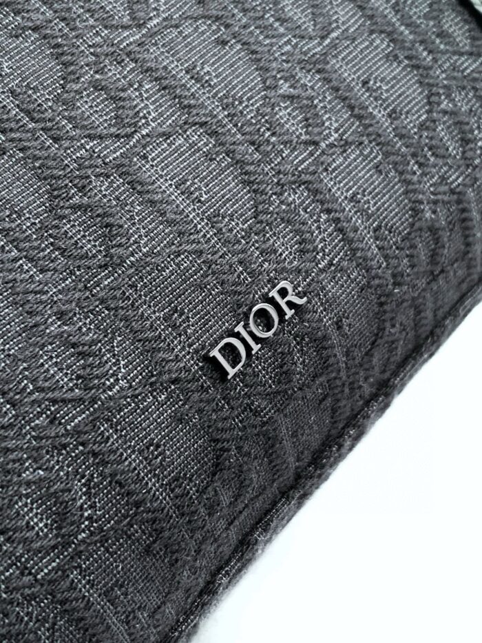 Cuscino Dior in tessuto grigio charcoal con logo metallico, elegante e di lusso per la casa raffinata.