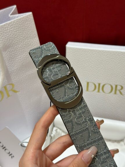 Cintura Dior grigia con fibbia moderna, accessorio di lusso elegante e versatile.