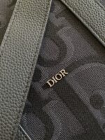 Borsa Dior in pelle verde, dettagli di lusso e logo metallico elegante.