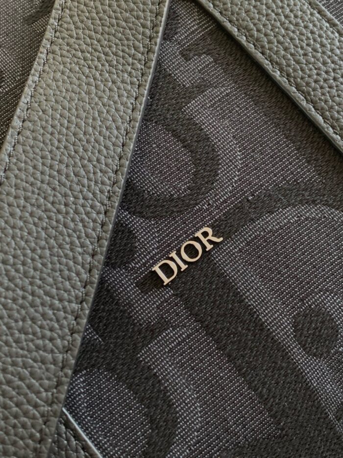 Borsa Dior in pelle verde, dettagli di lusso e logo metallico elegante.