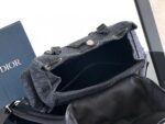 Borsa Dior in tessuto nero con dettagli metallici, elegante e spaziosa.