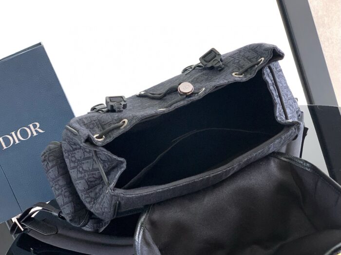 Borsa Dior in tessuto nero con dettagli metallici, elegante e spaziosa.