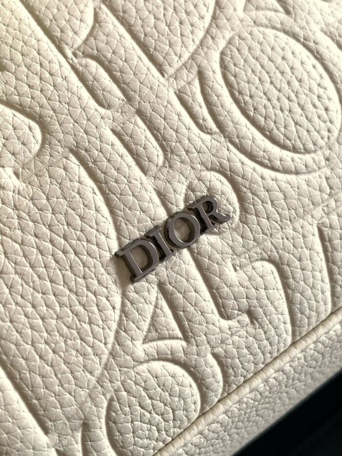 Pelle Dior embossata crema con logo argentato e dettagli eleganti di alta moda.