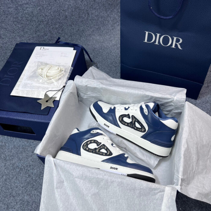 Unboxing sneakers Dior di lusso con dettagli navy, in elegante confezione e shopping bag blu navy.