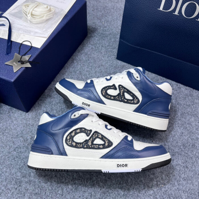 Sneakers Dior blu e bianche con dettagli di lusso e scatola elegante.