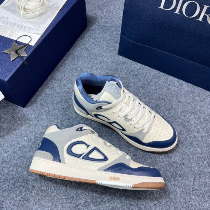 Sneakers Dior cream navy con logo CD, suola in gomma, elegante scatola e dettagli di lusso.