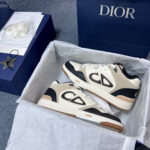 Sneakers Dior di lusso con packaging elegante, dettagli raffinati e stile moderno e sofisticato.