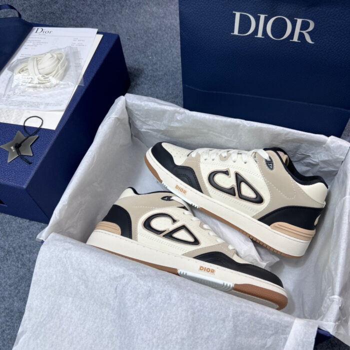 Sneakers Dior di lusso con packaging elegante, dettagli raffinati e stile moderno e sofisticato.