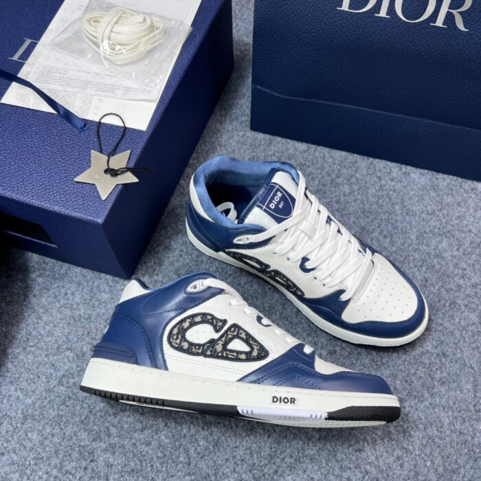 Sneakers Dior Lusso bianco e navy con monogramma, eleganti e di alta moda.