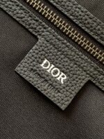 Dettaglio di alta qualità del cursore lampo Dior, simbolo di eleganza e raffinatezza.