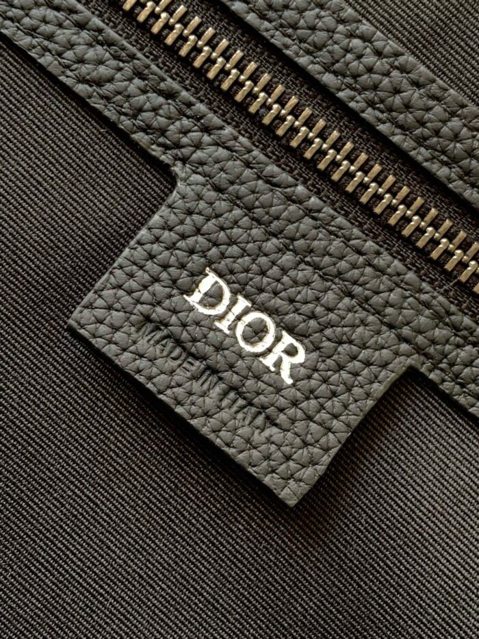 Dettaglio di alta qualità del cursore lampo Dior, simbolo di eleganza e raffinatezza.
