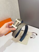 Cintura elegante due tonalità con fibbia geometrica in metallo, perfetta per uno stile moderno e raffinato.