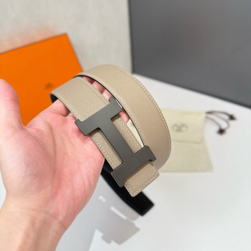 Cintura di lusso dual-tone in pelle con fibbia H nera opaca, confezione elegante inclusa.