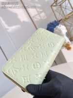 Portafoglio Louis Vuitton verde menta in pelle con monogramma embossato, elegante e compatto.