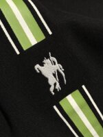 Tessuto nero con logo cavallo silver e strisce verde bianco, stile elegante e sportivo.