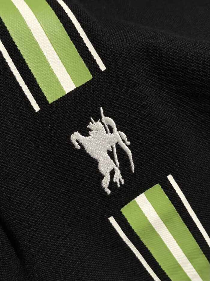 Tessuto nero con logo cavallo silver e strisce verde bianco, stile elegante e sportivo.