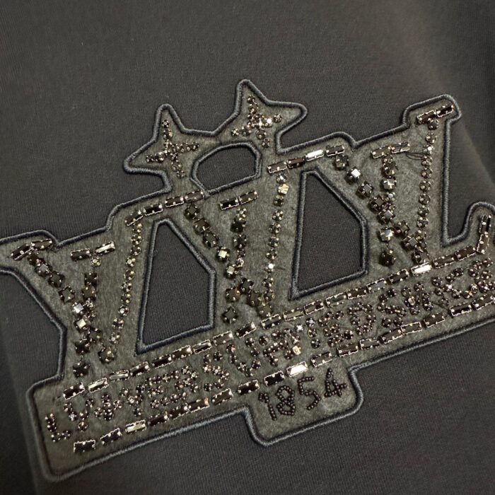 Logo moderno con ricami, strass e dettagli storici di VIVI 1854 in grigio e argento.