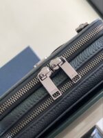 Borsa elegante in pelle blu con doppie cerniere in metallo argentato.