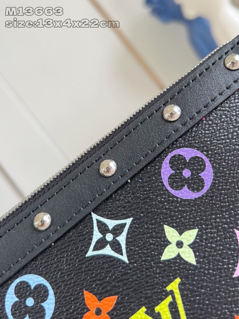 Borsetta elegante con loghi floreali colorati e dettagli metallici su sfondo nero.