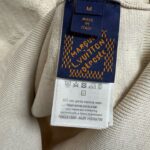 Etichetta Louis Vuitton Made in Italy con istruzioni di cura eleganti e di alta qualità.
