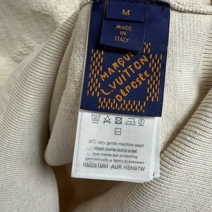 Etichetta Louis Vuitton Made in Italy con istruzioni di cura eleganti e di alta qualità.